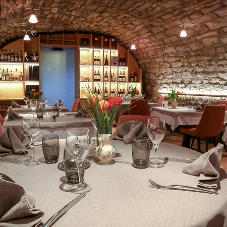 Logis Les Murets Restaurant Hotel 3*